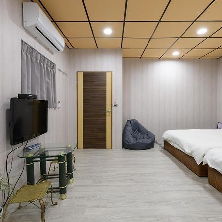 羅東夜市 小宅一生民宿 Night Market Small House Lifetime Hotel 羅東鎮 エクステリア 写真