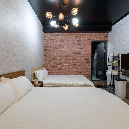 羅東夜市 小宅一生民宿 Night Market Small House Lifetime Hotel 羅東鎮 エクステリア 写真