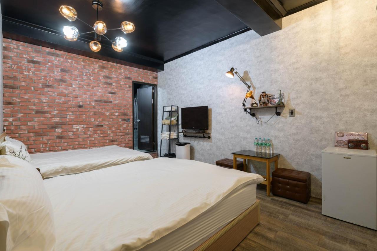 羅東夜市 小宅一生民宿 Night Market Small House Lifetime Hotel 羅東鎮 エクステリア 写真